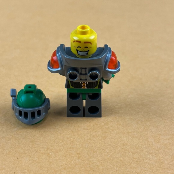 LEGO Aaron Silver Visor Minifigure 70325 Nexo Knights Castle 2" - Picture 9 of 9